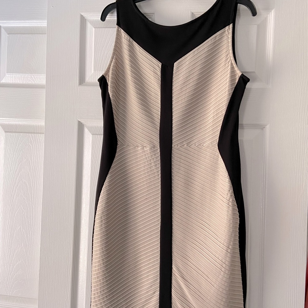VERY SLIMMING and comfortable two-tone dress.